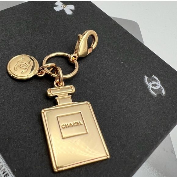 CHANEL Authentic 2023 NOVELTY HOLIDAY
No*5 PERFUME BOTTLE & CHANEL CHARM - Picture 17 of 17